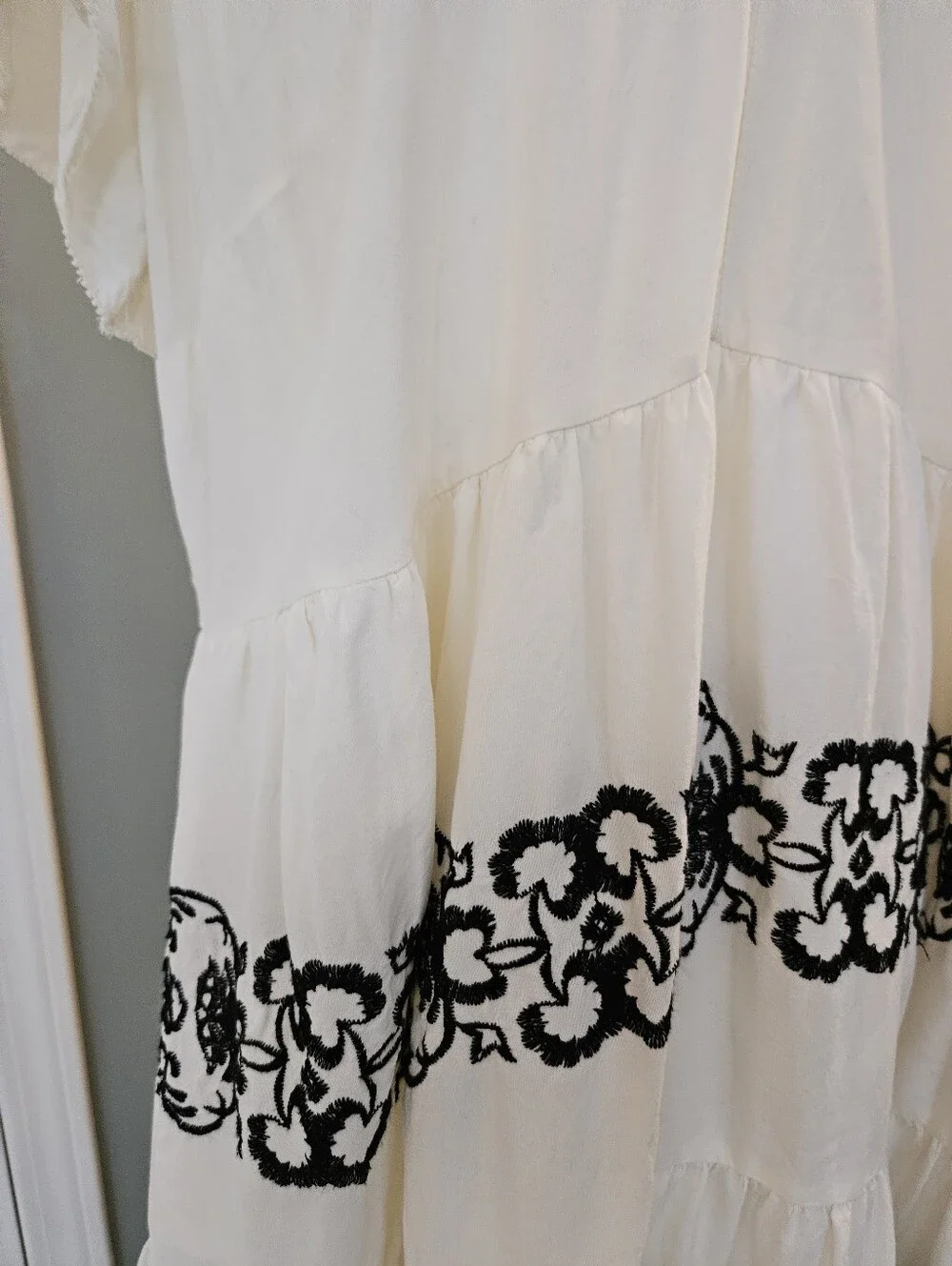 Old Navy Cream Midi Dress with Black Embroidered Floral Design Size XL Pockets - Picture 5 of 13